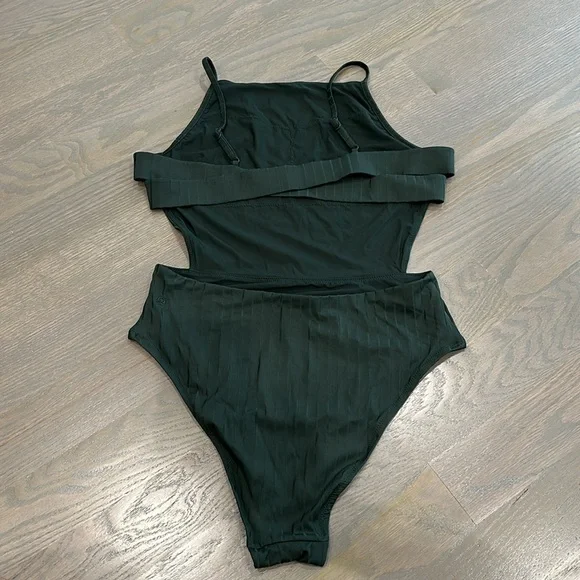 Lululemon One piece size XL - Picture 2 of 3